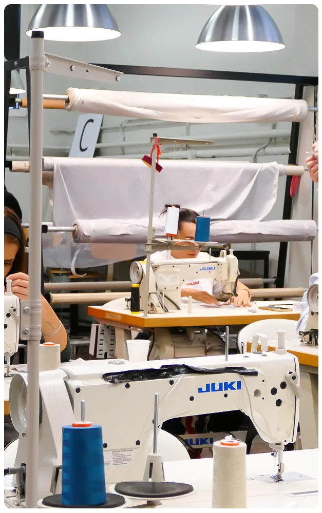 Fashion designer al lavoro su un bozzetto
